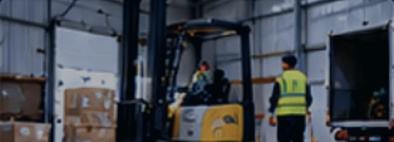 Gabelstapler entlädt einen Lkw an der Rampe des Lagers